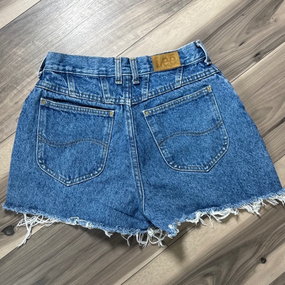 Vintage Lee High Waisted Denim Shorts Medium Wash Frayed Hem Cut Offs Size 28